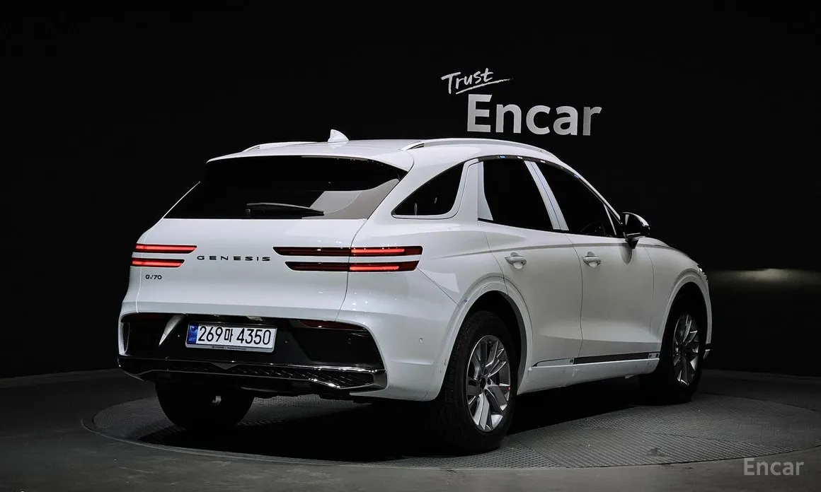 Фото 2 - Genesis GV70