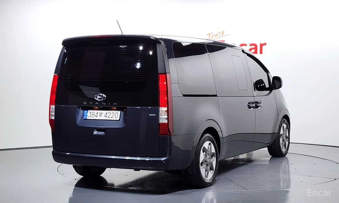 Фото 2 - Hyundai Staria