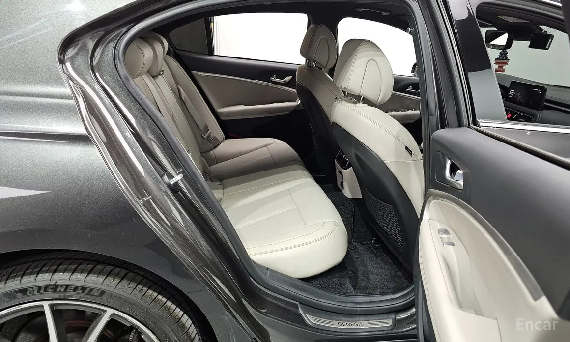 Фото 12 - Genesis G70