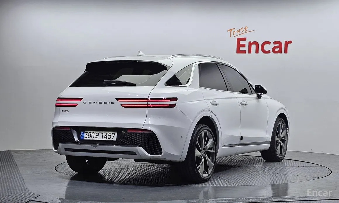 Фото 2 - Genesis GV70