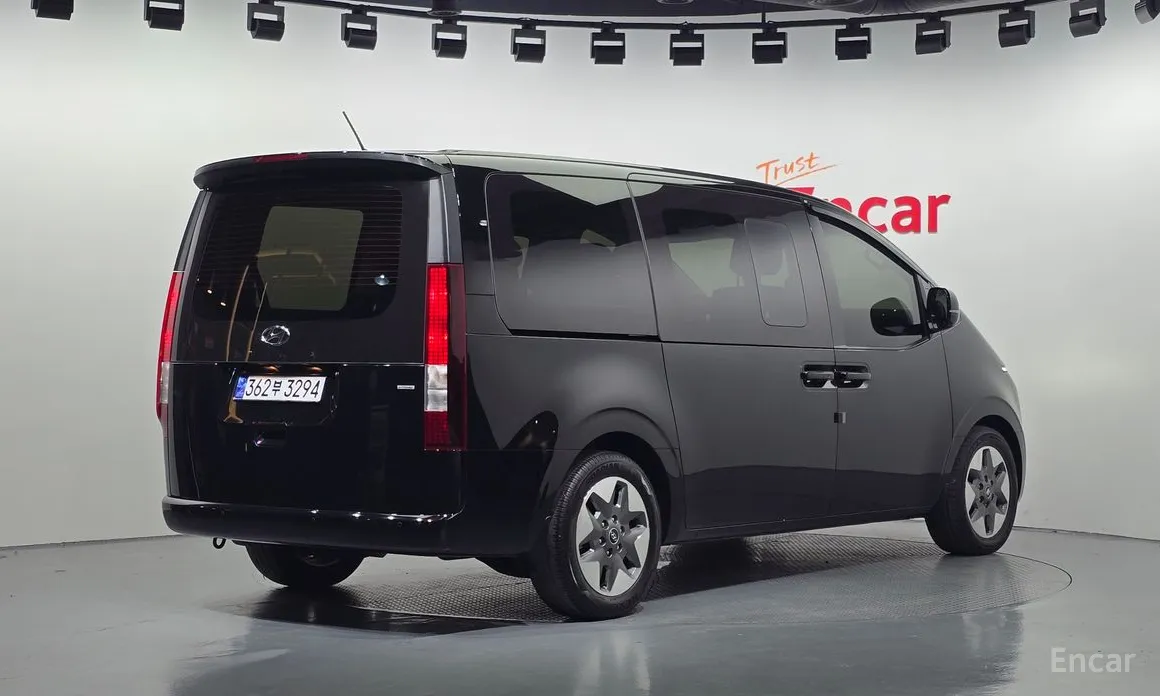 Фото 2 - Hyundai Staria