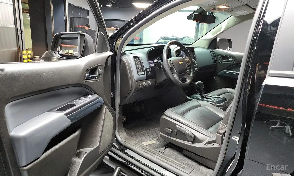 Photo 10 - Chevrolet Colorado