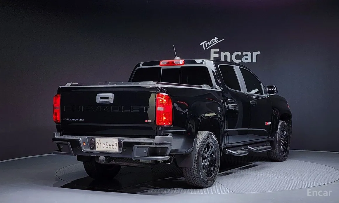 Photo 2 - Chevrolet Colorado