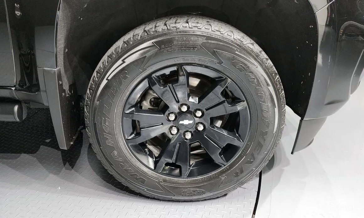 Photo 5 - Chevrolet Colorado