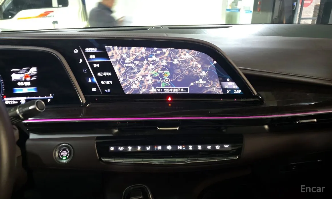 Фото 17 - Cadillac Escalade