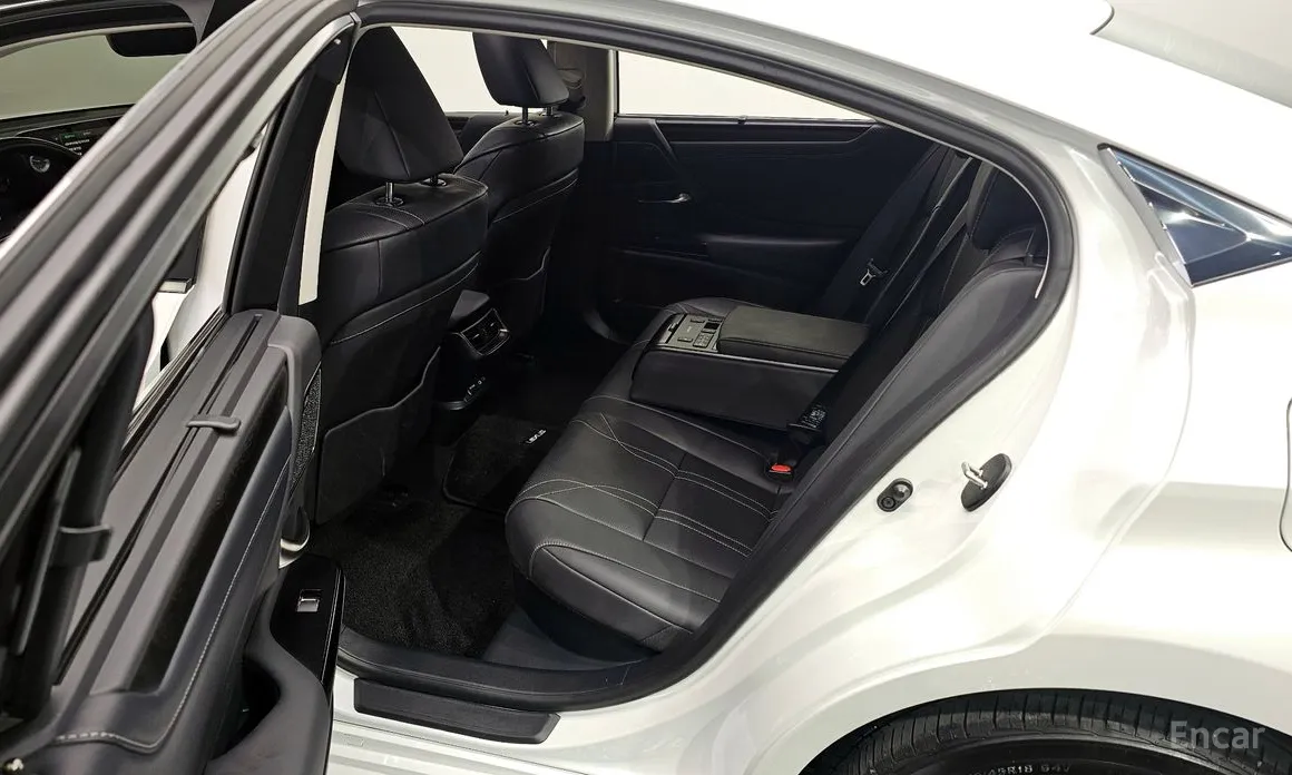 Фото 11 - Lexus ES