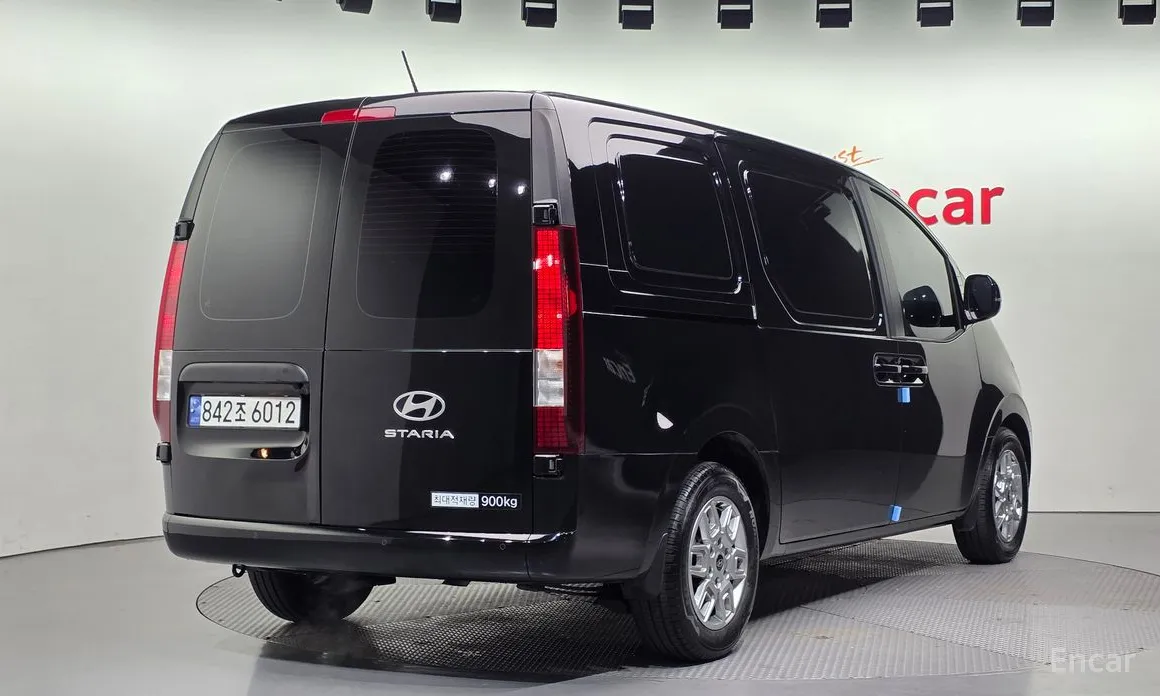 Фото 2 - Hyundai Staria