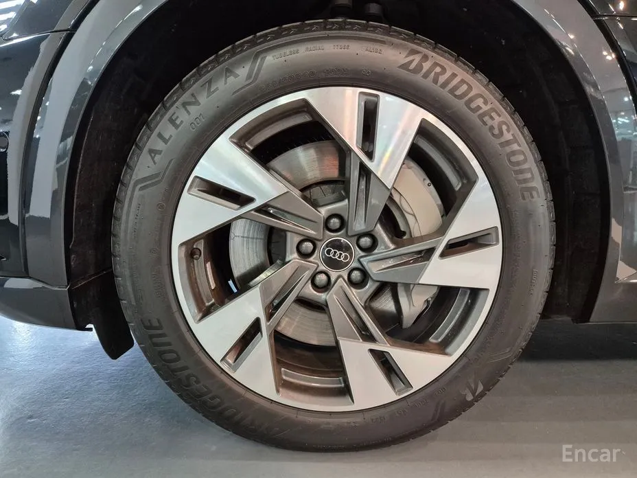 Фото 5 - Audi Q8 e-tron