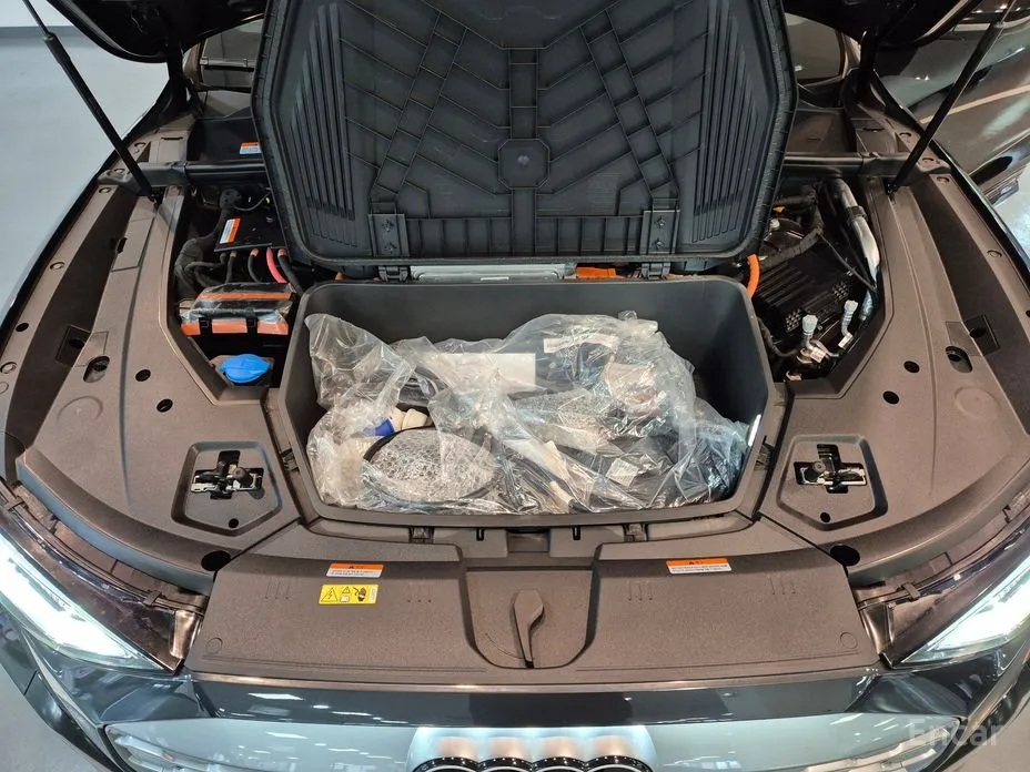 Фото 6 - Audi Q8 e-tron