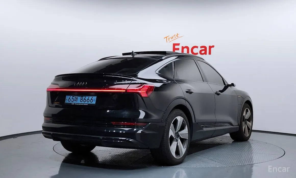 Фото 2 - Audi e-tron