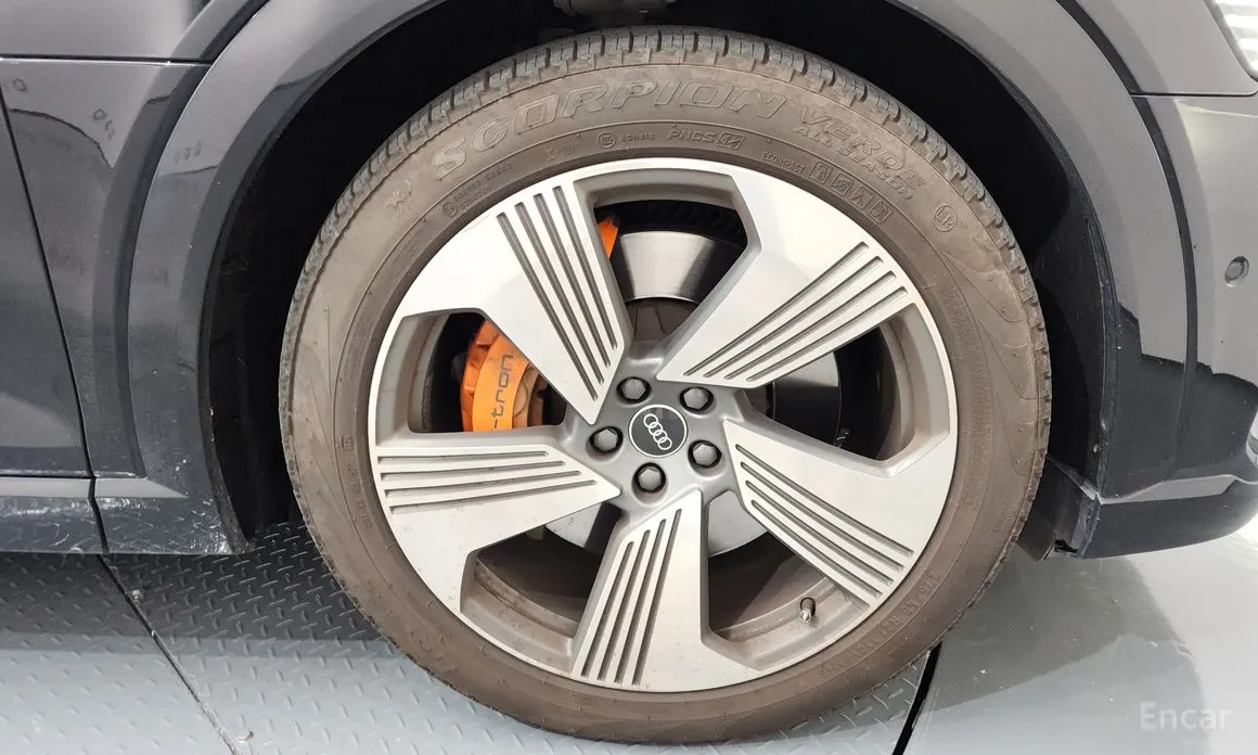 Фото 5 - Audi e-tron