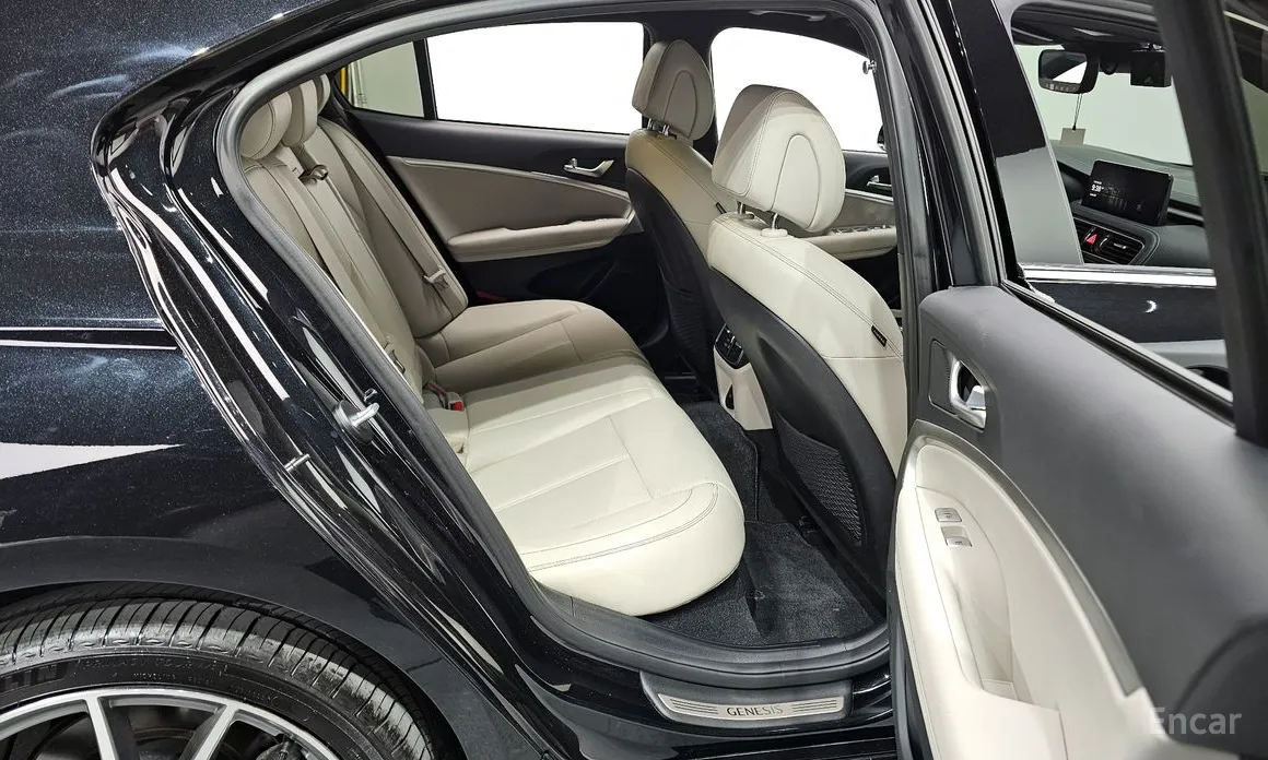 Фото 12 - Genesis G70