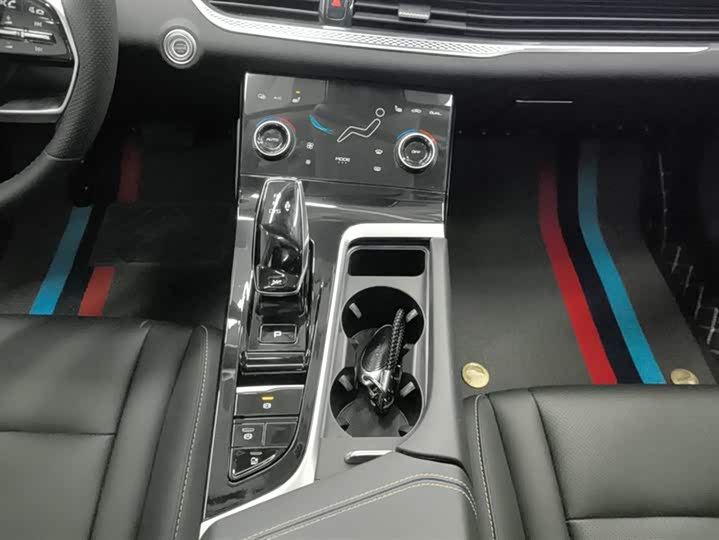 Фото 16 - Bestune B70