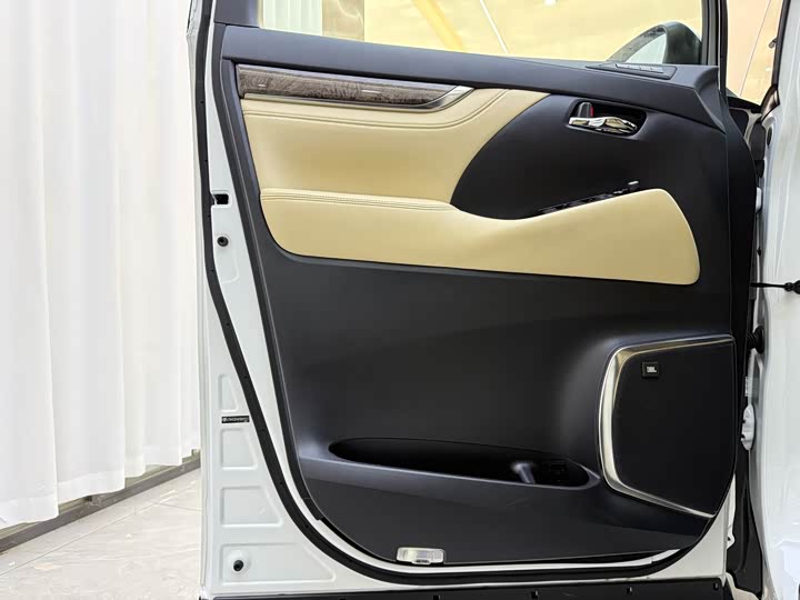 Фото 3 - Toyota Vellfire