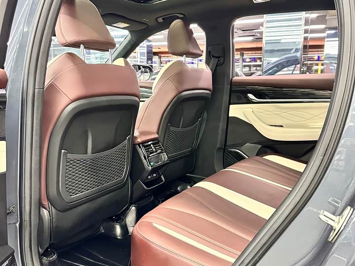 Фото 16 - Geely Monjaro