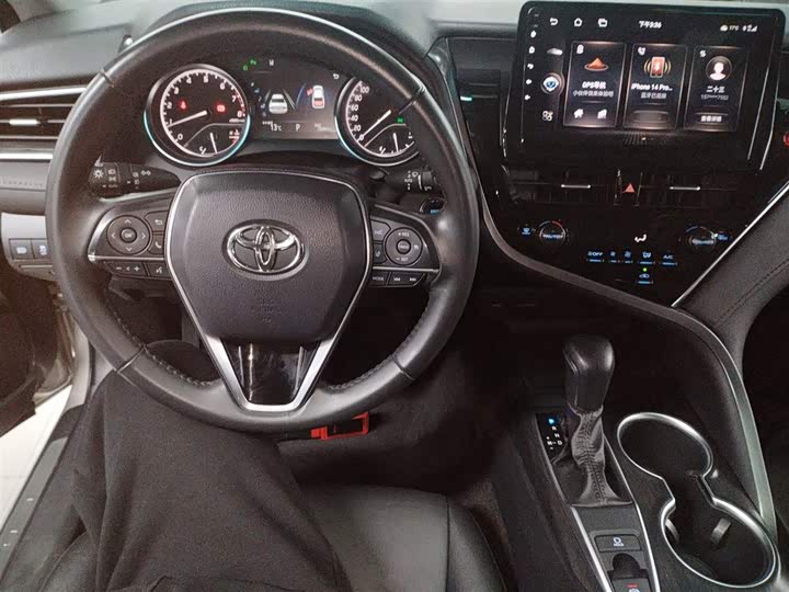 Фото 10 - Toyota Camry