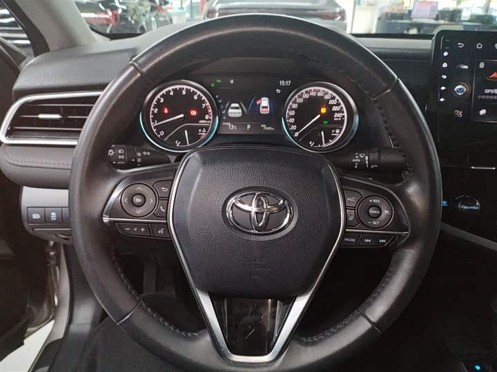 Фото 11 - Toyota Camry