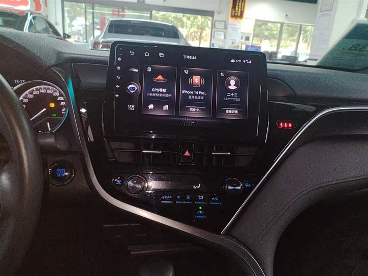 Фото 13 - Toyota Camry