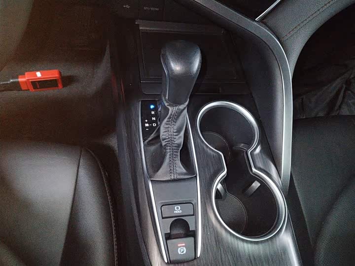 Фото 14 - Toyota Camry