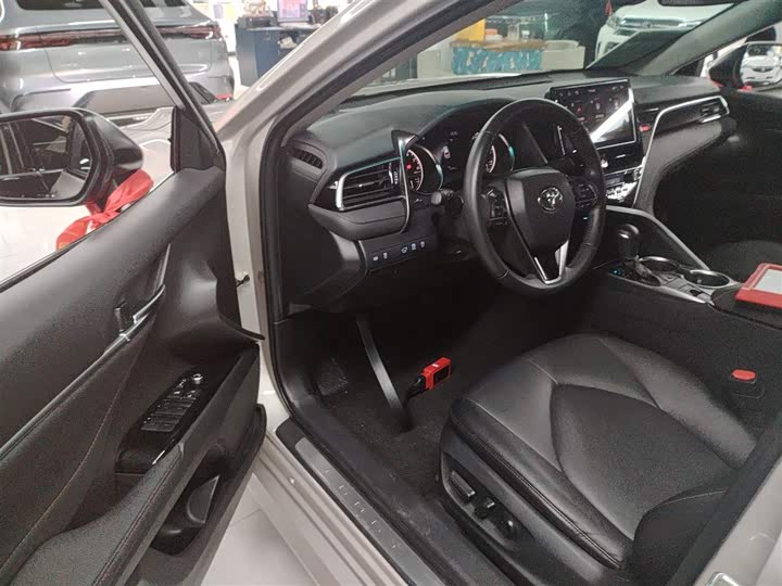 Фото 16 - Toyota Camry