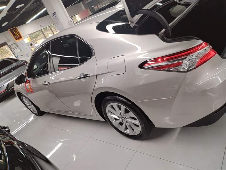 Фото 5 - Toyota Camry