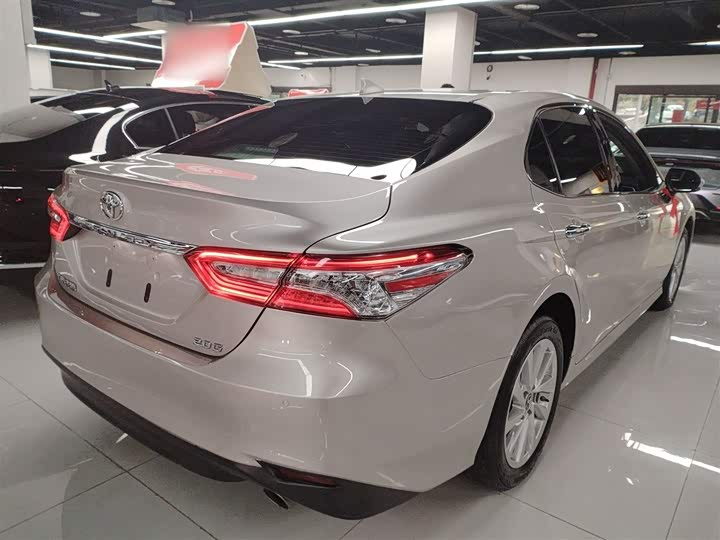 Фото 7 - Toyota Camry