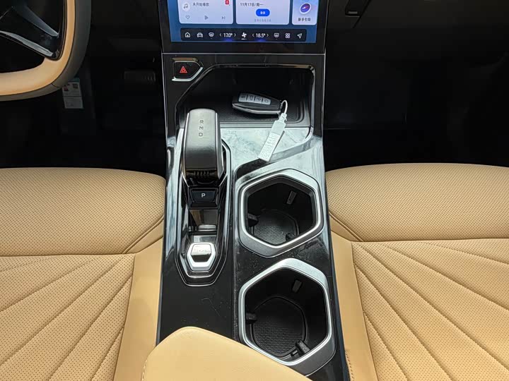 Фото 11 - Geely Atlas L