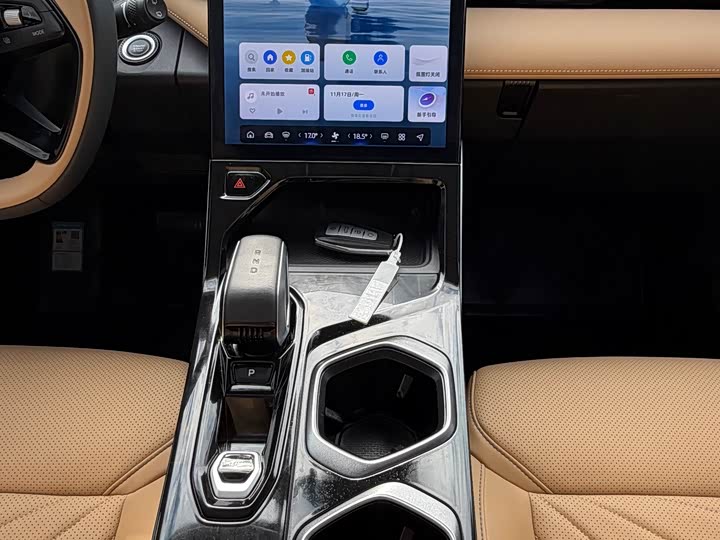 Фото 12 - Geely Atlas L