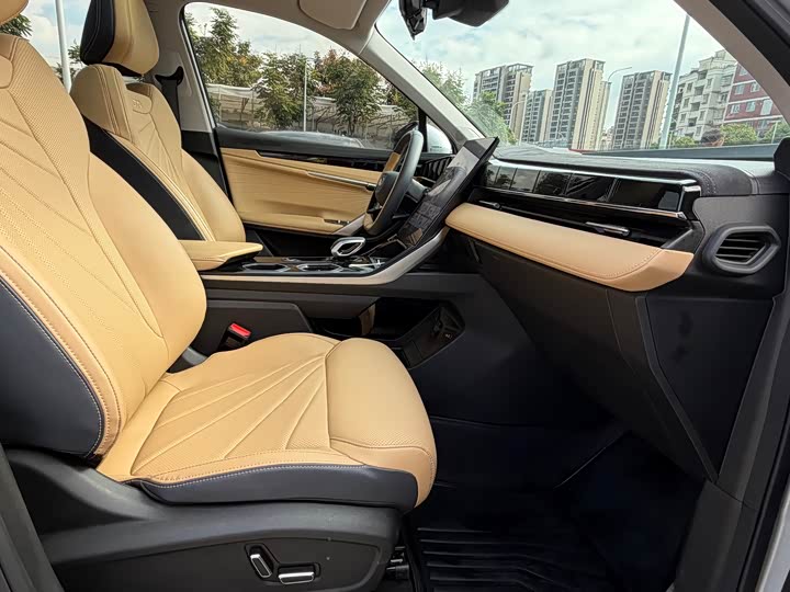 Фото 16 - Geely Atlas L