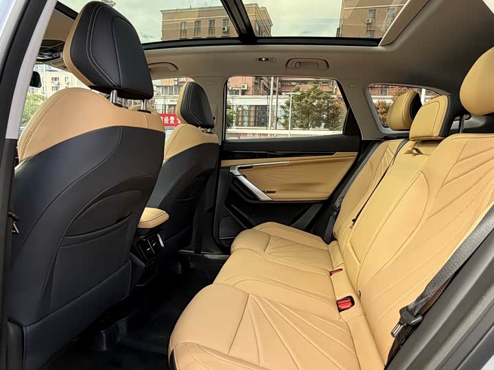 Фото 8 - Geely Atlas L