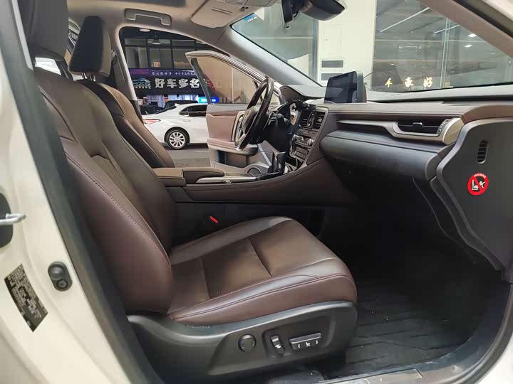 Фото 16 - Lexus RX