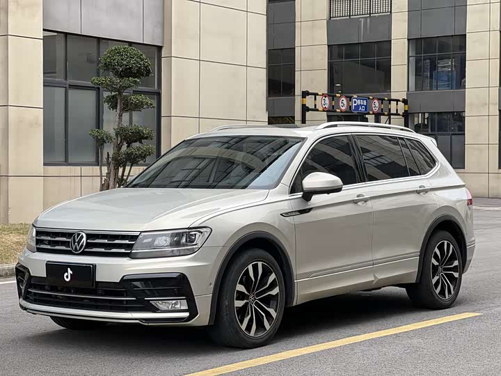 Фото 1 - Volkswagen Tiguan L Pro