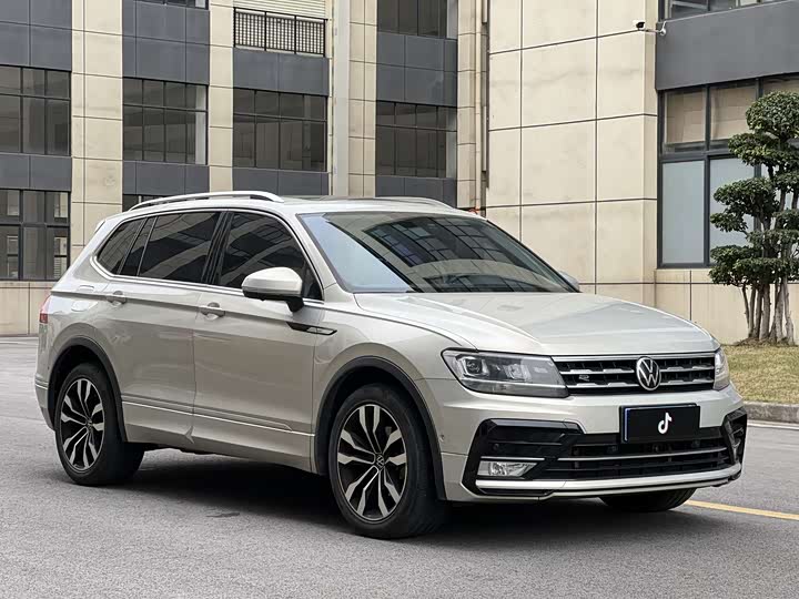 Фото 3 - Volkswagen Tiguan L Pro