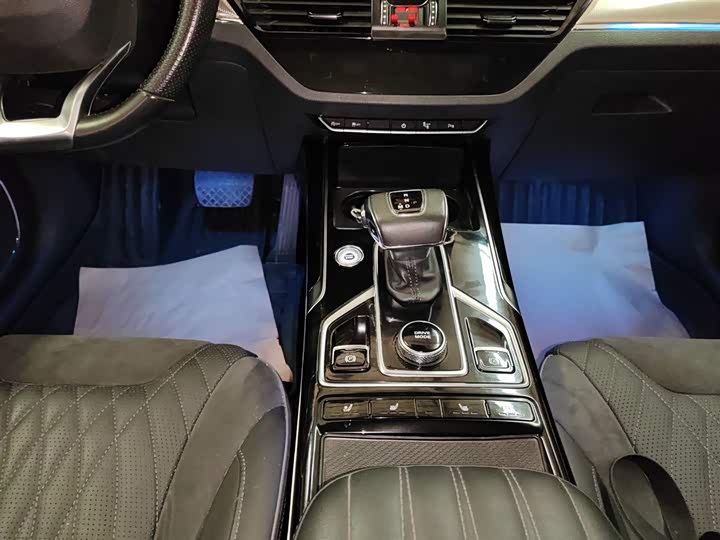 Фото 14 - Hongqi HS5