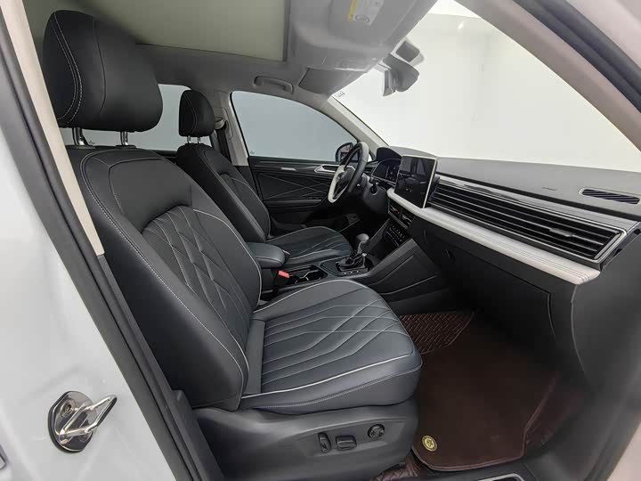 Фото 10 - Volkswagen Tiguan L Pro