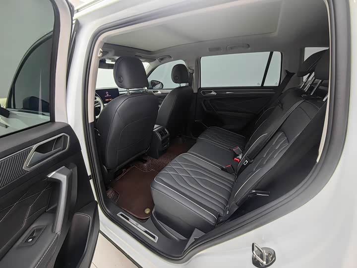 Фото 8 - Volkswagen Tiguan L Pro