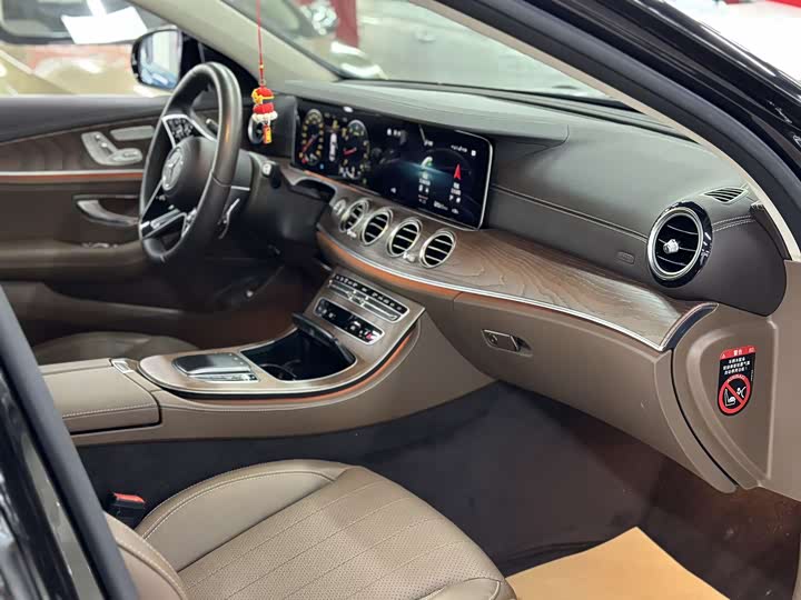 Фото 13 - Mercedes-Benz E-Class