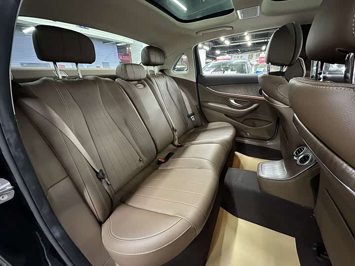 Фото 15 - Mercedes-Benz E-Class