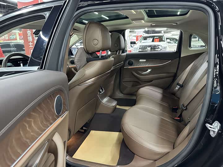 Фото 18 - Mercedes-Benz E-Class