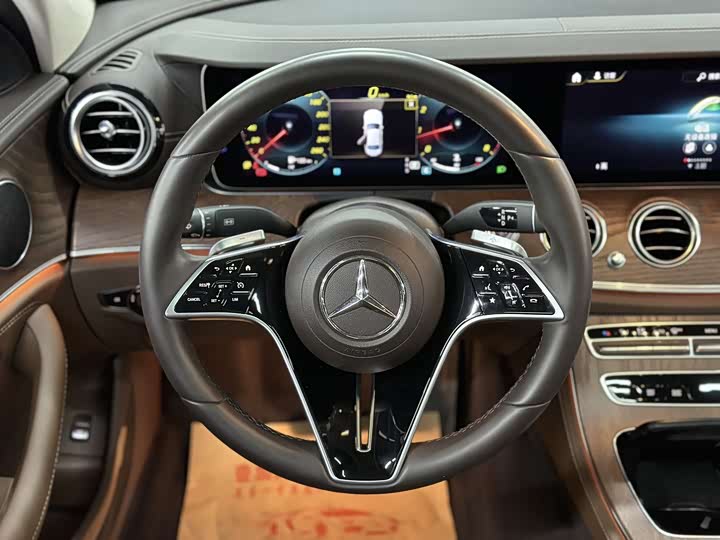 Фото 21 - Mercedes-Benz E-Class