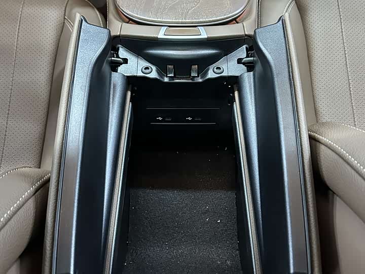 Фото 23 - Mercedes-Benz E-Class