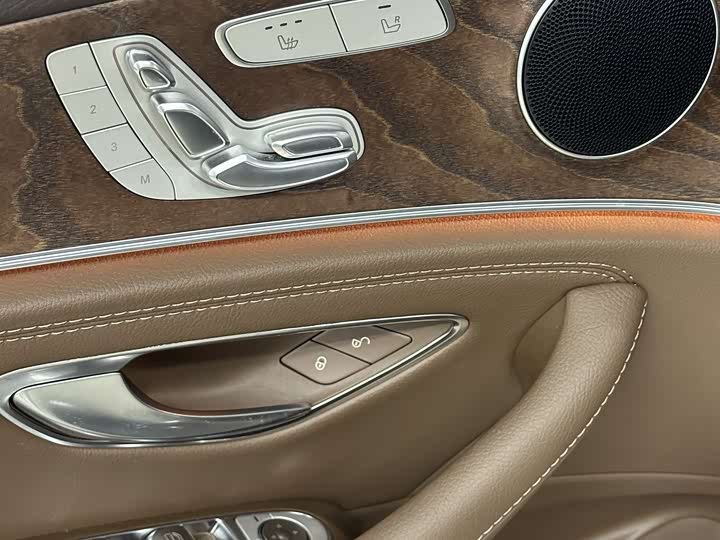 Фото 27 - Mercedes-Benz E-Class