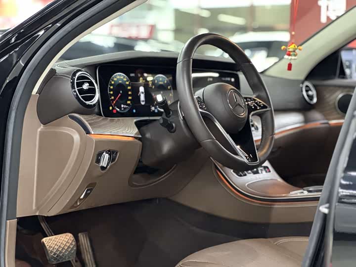 Фото 28 - Mercedes-Benz E-Class