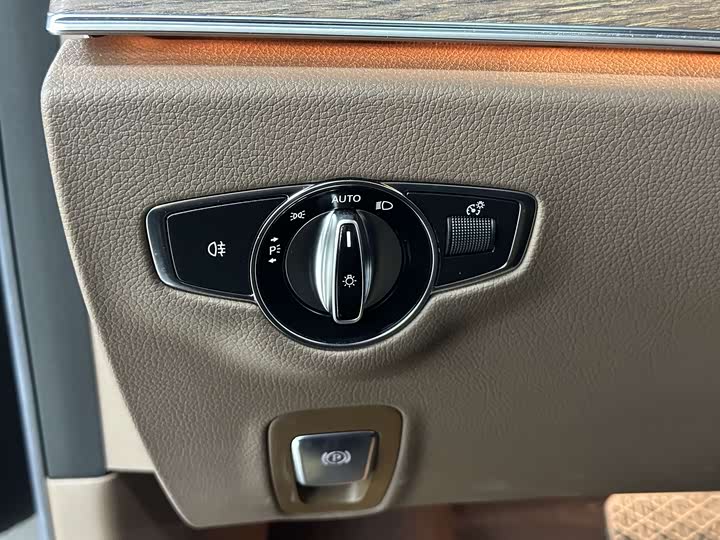 Фото 29 - Mercedes-Benz E-Class