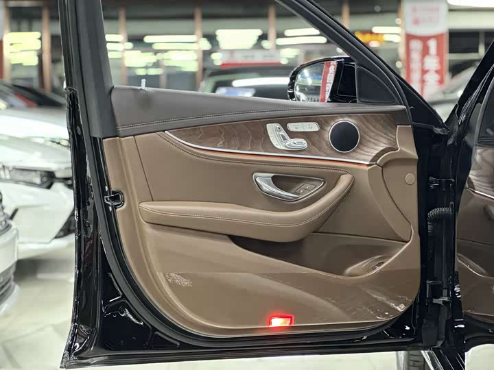 Фото 31 - Mercedes-Benz E-Class