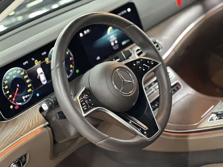 Фото 34 - Mercedes-Benz E-Class