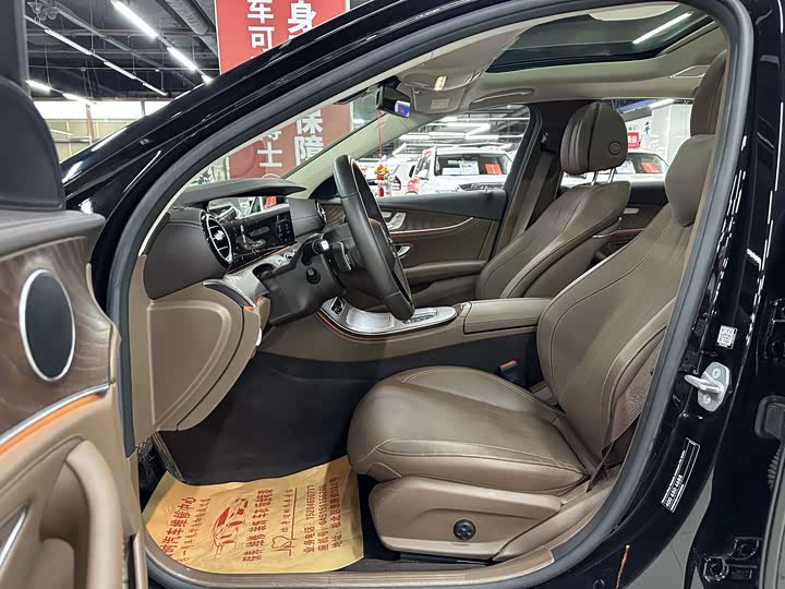 Фото 35 - Mercedes-Benz E-Class