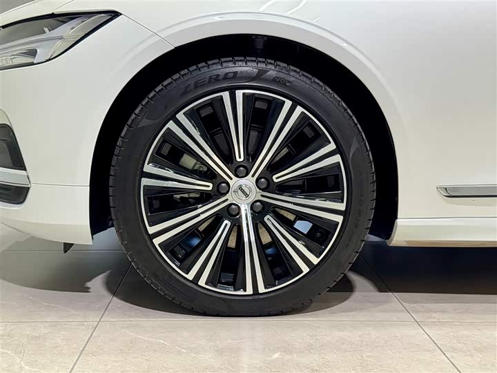 Фото 10 - Volvo S90