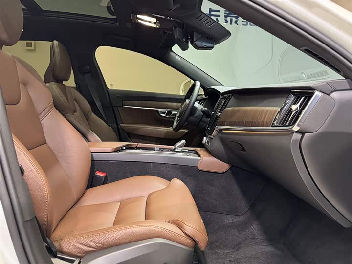 Фото 17 - Volvo S90