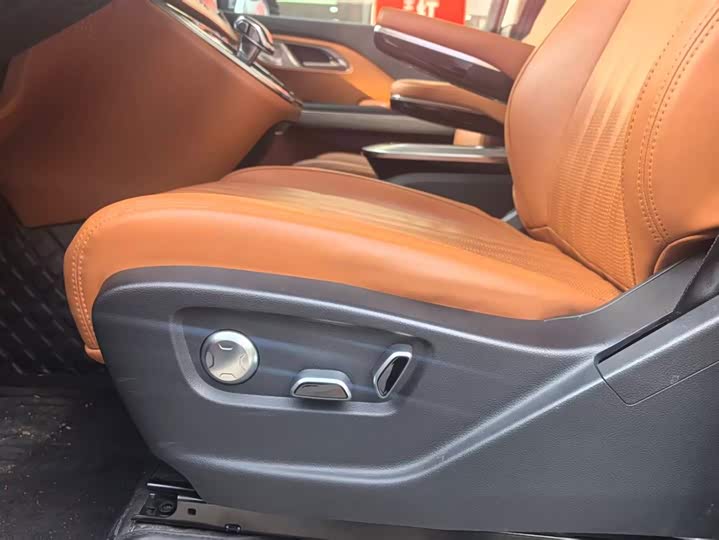 Фото 14 - Hongqi HQ9